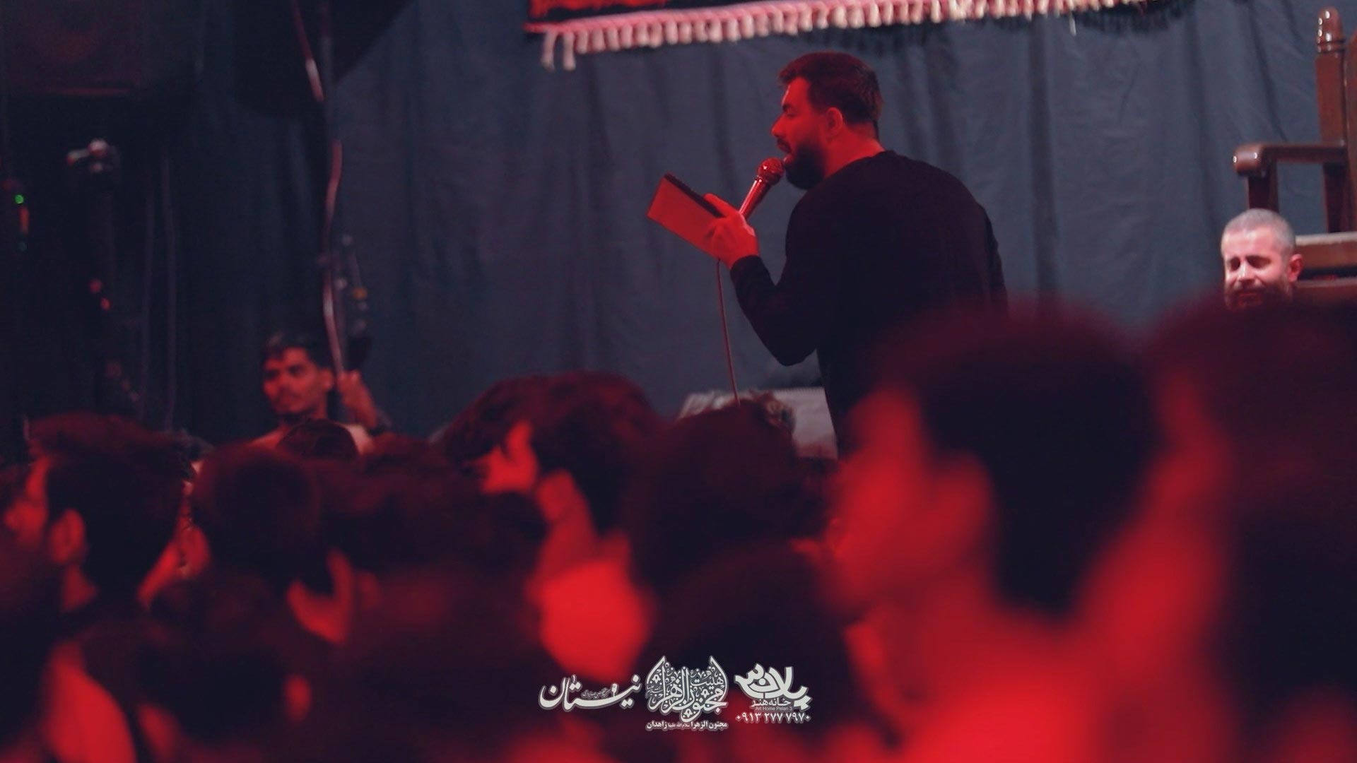 کنار قبر مادر مظلومه نشستی حسین ستوده