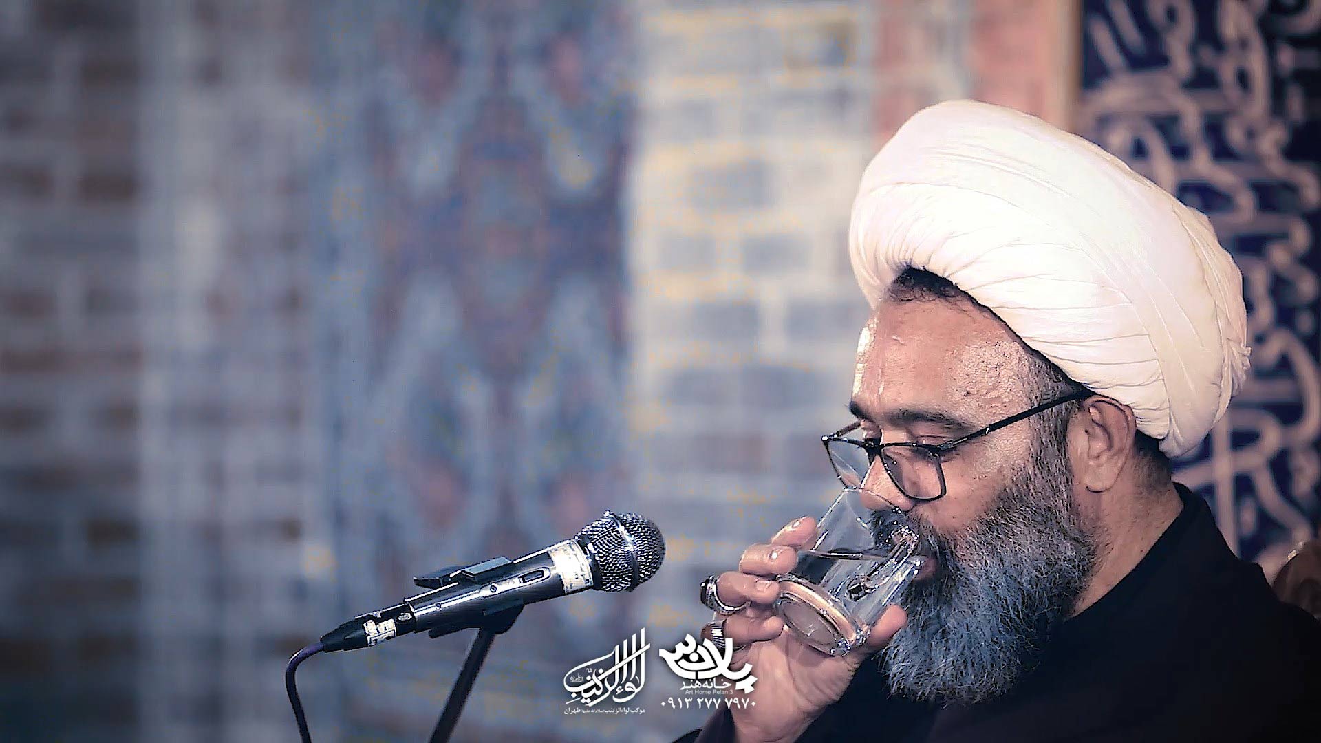 آب نوشیدن استاد دانشمند